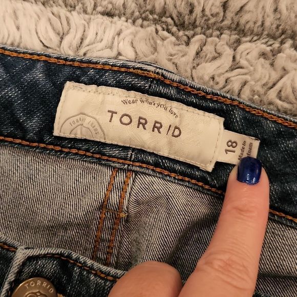 Medium wash rolled cuff Torrid jean shorts size 18. - Picture 2 of 8